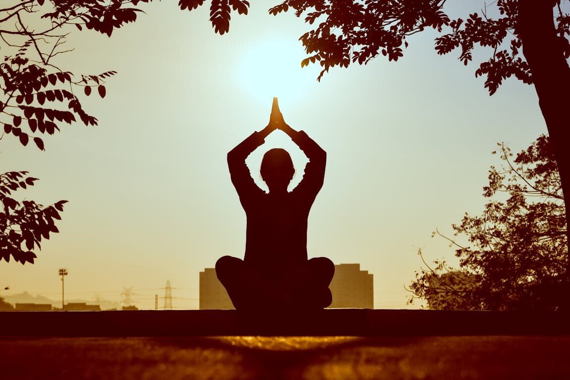 Mulher meditando como parte do tratamento de antroposofia