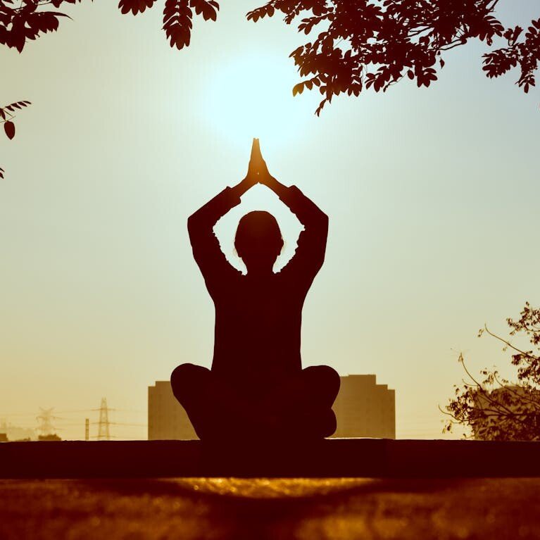 Mulher meditando como parte do tratamento de antroposofia